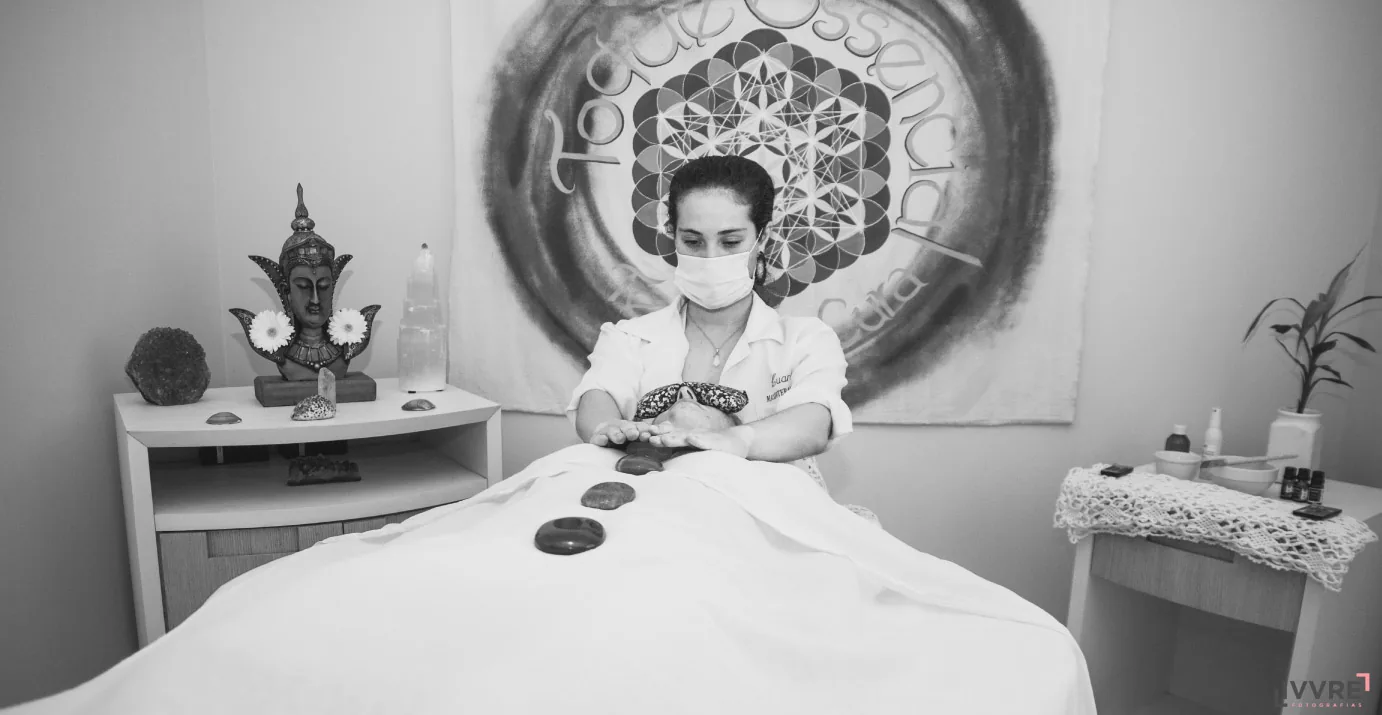 Massoterapeuta Luana Camargo em atendimento de massagem terapêutica